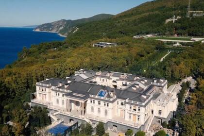 El informe afirma que la propiedad cuenta con un casino, una pista de hielo y un viñedo