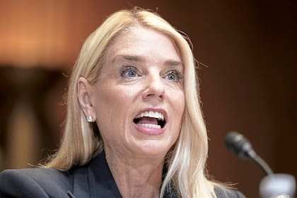 El informe atribuye la decisión de Pam Bondi de mudarse a una residencia militar a las amenazas que recibió recientemente