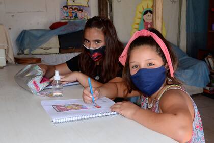 El informe de la UCA muestra que el 60% de los chicos de 3 a 5 años se vincularon con la escuela, solo a través de redes sociales.