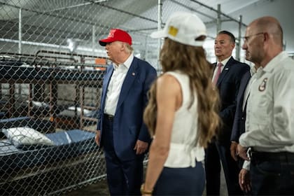 El informe federal detectó en Alligator Alcatraz personas confinadas en pequeñas jaulas metálicas, además de problemas de espacio y acceso al agua potable