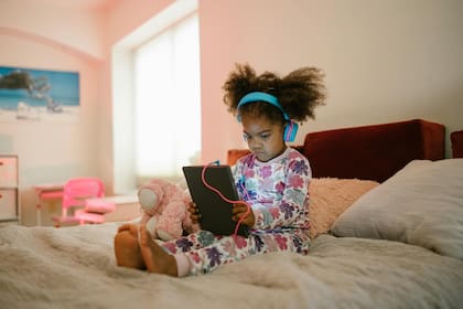 El informe muestra que hoy, la mayor parte de los niños dedica buena parte de su tiempo libre frente a una pantalla