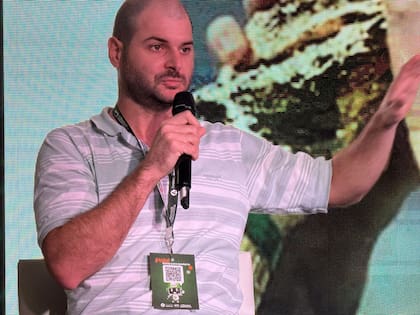 El ingeniero agrónomo Navier Picco, asesor y miembro de la Regional Videla de Aapresid, presentó los resultados de una encuesta: “El 60% de los productores y técnicos contestaron que la superficie bajo labranza está en torno al 50%. Hacia el norte aumenta, hacia el sur disminuye”