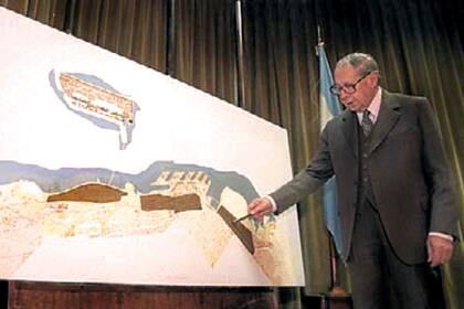 El ingeniero Alvaro Alzogaray junto al plano de la aeroisla