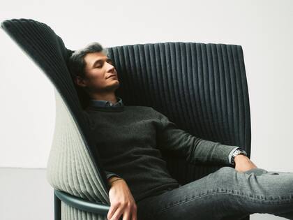 El ingeniero civil Alexandre Guyenne en una de sus creaciones, la silla Wraap