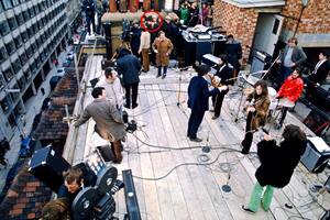 El ingeniero de sonido británico Alan Parsons (marcado con un círculo rojo) fue parte del mítico concierto de The Beatles en la terraza de Apple Records. El 30 de enero se cumple el 56° aniversario de aquel hito en la historia de la música
