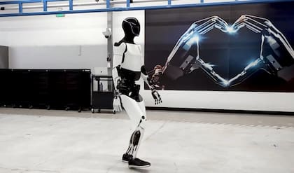 El ingeniero en manipulación de aprendizaje profundo trabaja en el desarrollo del Tesla Bot, el robot humanoide de la empresa.