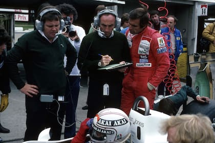 El ingeniero Patrick Head, Frank Williams y Carlos Reutemann analizan las planillas, mientras Alan Jones espera en su auto; la desobediencia del argentino al vencer al australiano en Jacarepaguá tuvo un costo demasiado alto: perder el cetro en la última fecha.