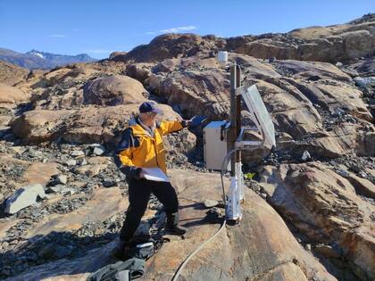 El ingeniero Pedro Skvarca durante su última visita a la estación meteorológica ubicada en el promontorio del margen este del glaciar Viedma