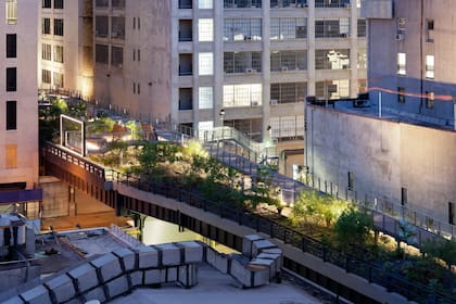 El ingenioso diseño del High Line de Scofidio, que se extiende a lo largo de un tramo del West Side de Manhattan, centra la atención no tanto en sí mismo sino en el barrio que lo rodea
