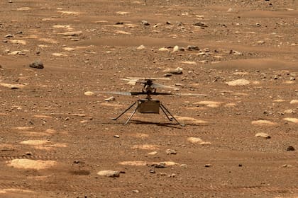 El Ingenuity previo a su despegue del suelo marciano; la foto fue tomada por el rover Perseverance