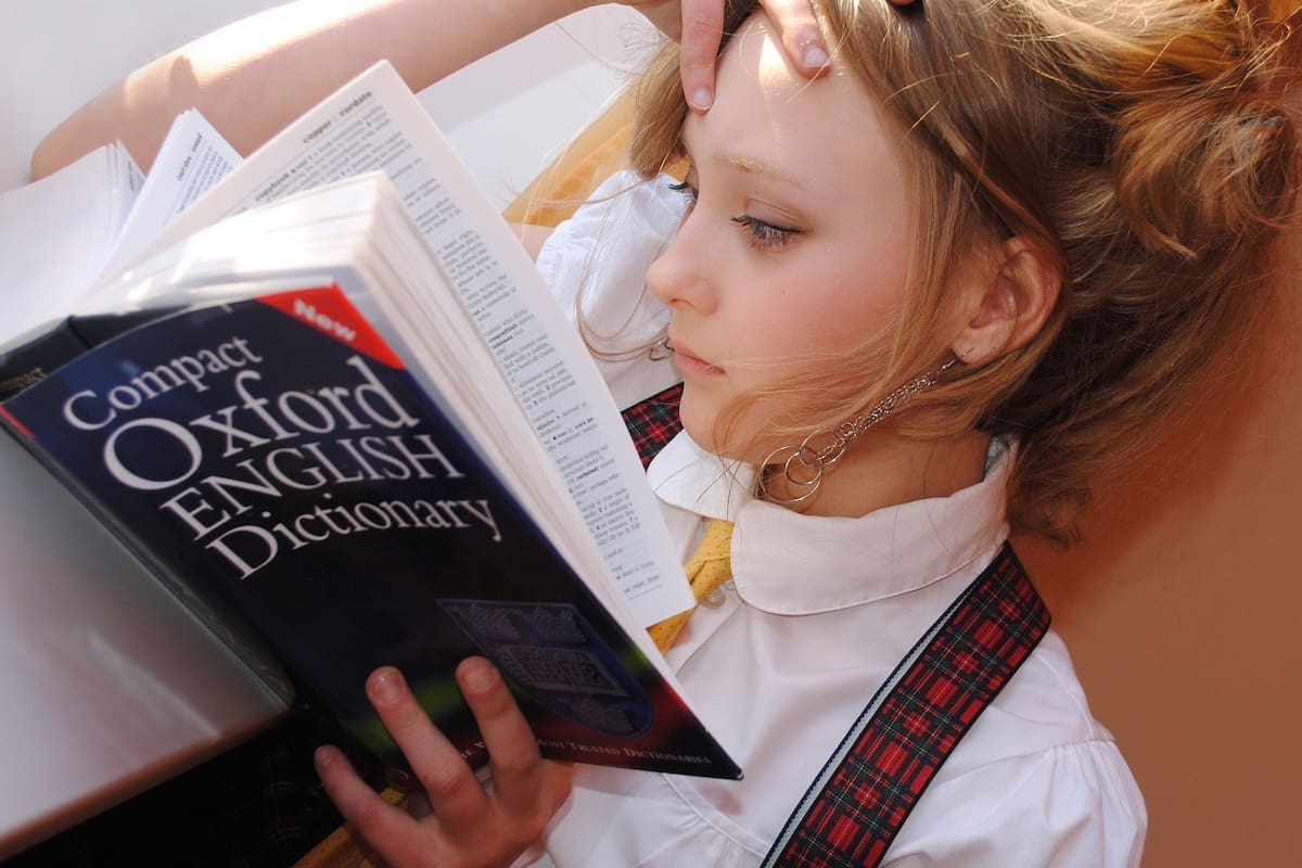 El inglés antiguo tenía tres géneros gramaticales y sus artículos, sustantivos y adjetivos se declinaban según su función en la oración