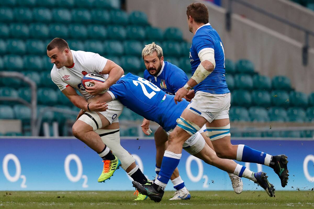 El inglés Ben Earl (izq.) Es abordado durante el partido de unión internacional de rugby de las Seis Naciones entre Inglaterra e Italia