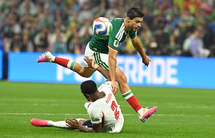 El inglés Ezri Konsa va por la pelota ante el mexicano Raúl Jiménez, durante el partido entre ambas selecciones por los octavos de final del Mundial 2026