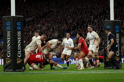 El inglés Jamie George llega al ingoal galés en Twickenham, donde La Rosa llegó a los 12 triunfos consecutivos