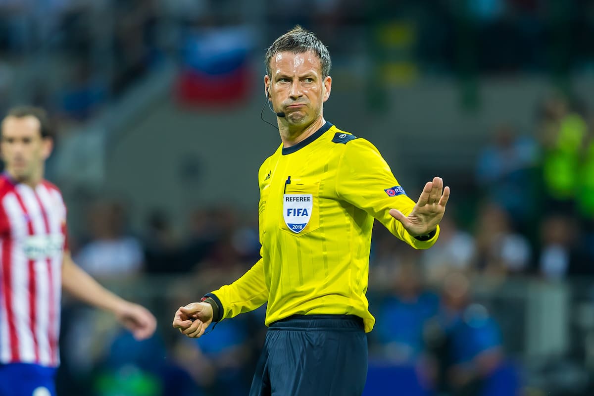 El inglés Mark Clattenburg, durante un partido entre Atlético de Madrid y Real Madrid, por la Champions League