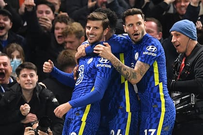 El inglés Mason Mount festeja con su compañero Saúl Ñíguez el primer gol de Chelsea, que apenas pudo empatar con Everton en Stamford Bridge, por la Premier League.