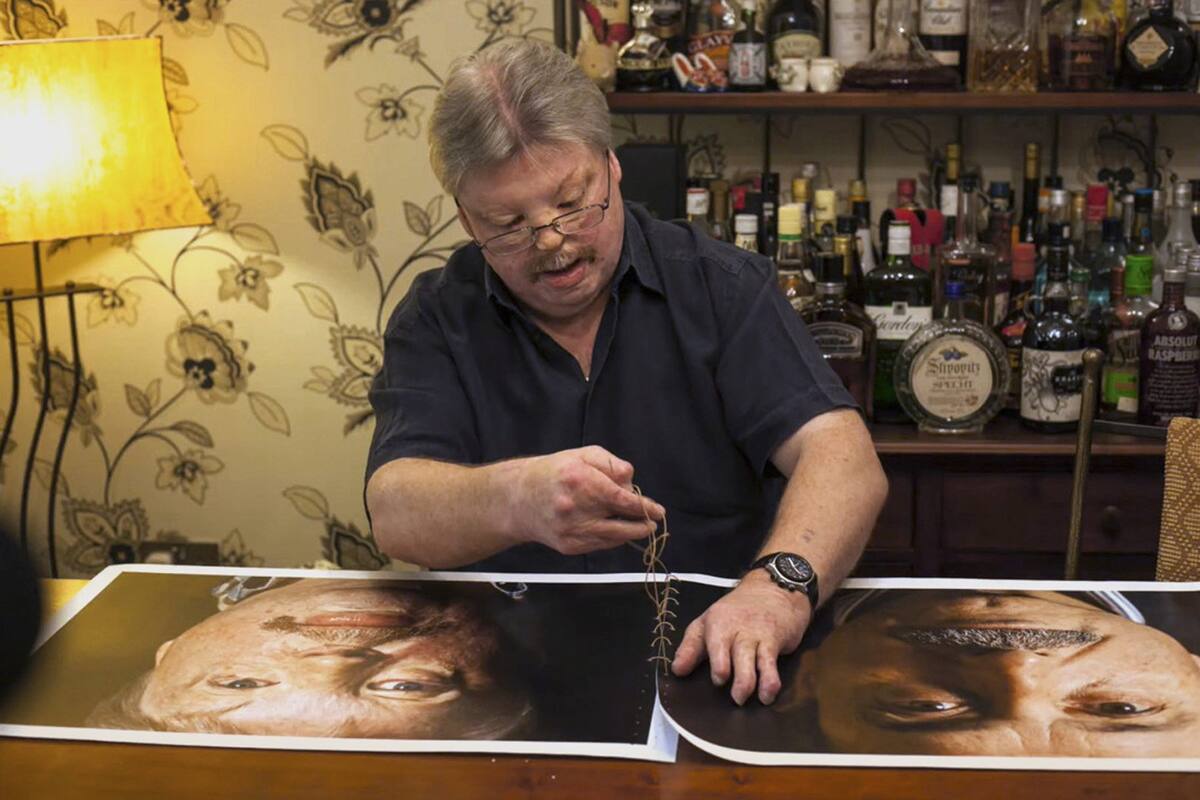 El inglés Simon Weston cose su retrato junto al de Carlos Cachón, el piloto argentino que dañó y mutiló su cuerpo (foto: Adriana Groisman)