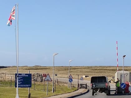 El ingreso a la base británica de Mount Pleasant, en Malvinas