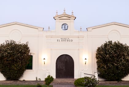 El ingreso a la histórica Bodega El Esteco de Cafayate