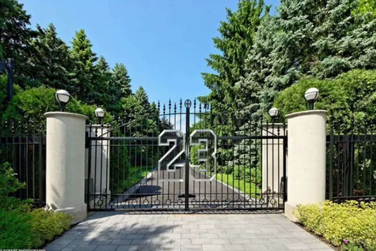 El ingreso a la mansión, con el número 23
