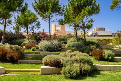 El ingreso a la mansion se destaca por sus desniveles