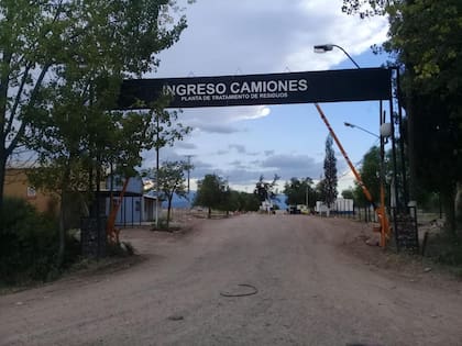 El ingreso a la planta en donde fue encontrada la cabeza de la mujer.