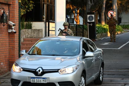 El ingreso a la quinta por la calle Villate, fuertemente custodiado