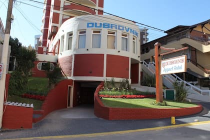 El ingreso a las cocheras del apart hotel estaba siendo remodelado al momento del derrumbe, al igual que el sector de la torre