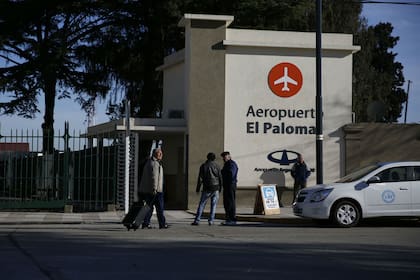 El ingreso al aeropuerto de El Palomar