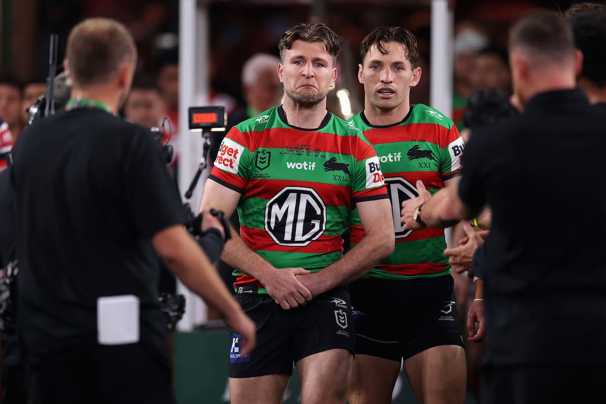 El ingreso al campo del emocionado Jai Arrow, junto a sus compañeros de los Rabbitohs de South Sydney, para jugar su partido 100 en el club por la Nations Rugby Leagues