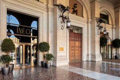 El ingreso al hotel y al restaurante INEO son por los espacios semicirculares que dan a la Piazza della Repubblica