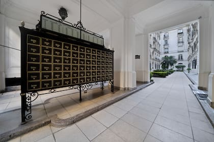 El ingreso al Palacio de los Patos está sobre la calle Ugarteche al 3050