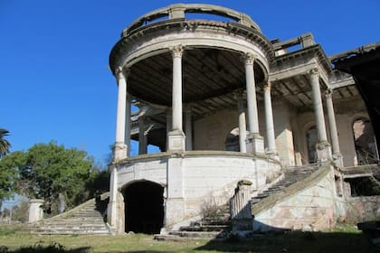 El ingreso al palacio es por una escalinata doble