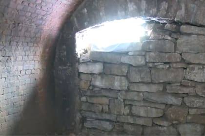 El ingreso al túnel estaba tapeado con un muro de rocas.