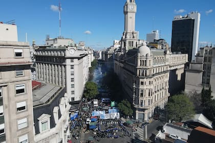 El ingreso de las agrupaciones por Avenida de Mayo, en la marcha por San Cayetano