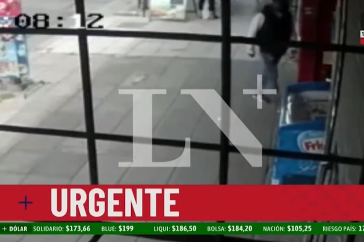 El ingreso de los delincuentes al kiosco en Ramos Mejía