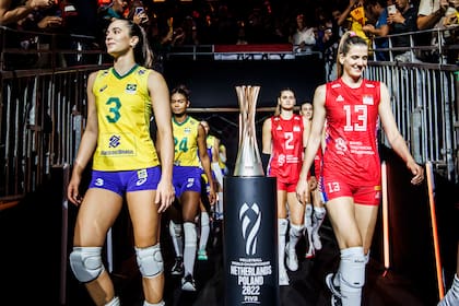 El ingreso de los equipos al estadio, con la deseada Copa del Mundo que quedó para Serbia