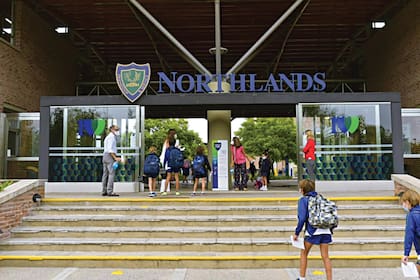 El ingreso del colegio donde estudió