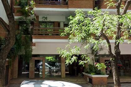 El ingreso del edificio del departamento de Manuel Adorni en Caballito