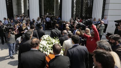 El ingreso del féretro al cementerio de la Recoleta