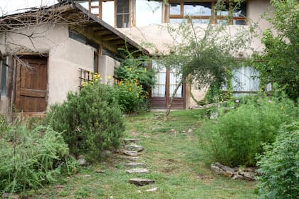 El ingreso en la casa está en pendiente y se construyeron canteros “aterrazados” para enmarcar la entrada.