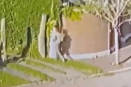 El ingreso fue captado por una cámara de seguridad.