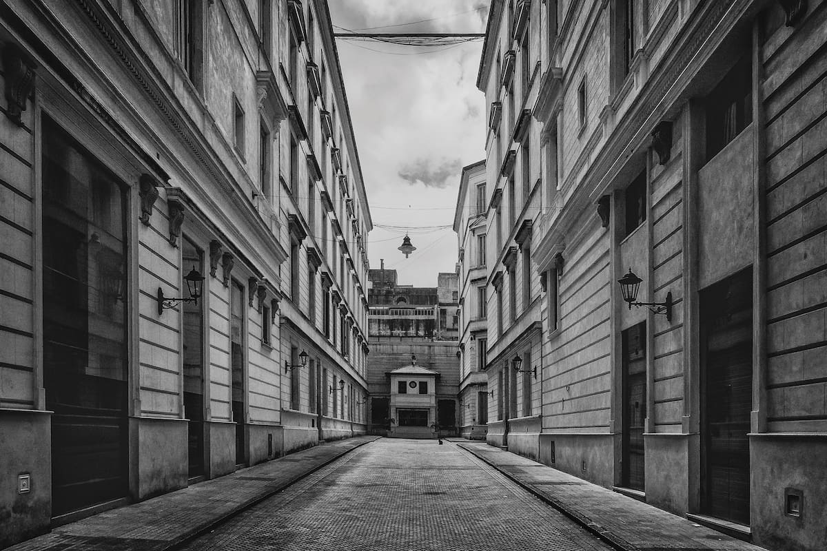 El ingreso oficial se encuentra sobre avenida Rivadavia 2431.