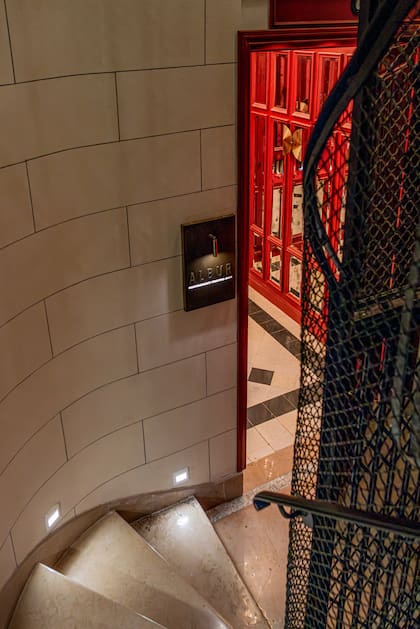 El ingreso por la planta baja mantiene el ascensor y escaleras originales del edificio.
