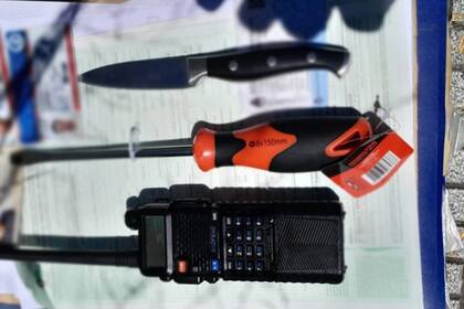 El inhibidor de señal, destornillador, cuchillo y documentación incautada