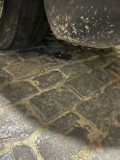 El inhibidor de señal, escondido debajo del vehículo