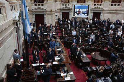 El inicio de la sesión, con el izamiento de la bandera a media asta