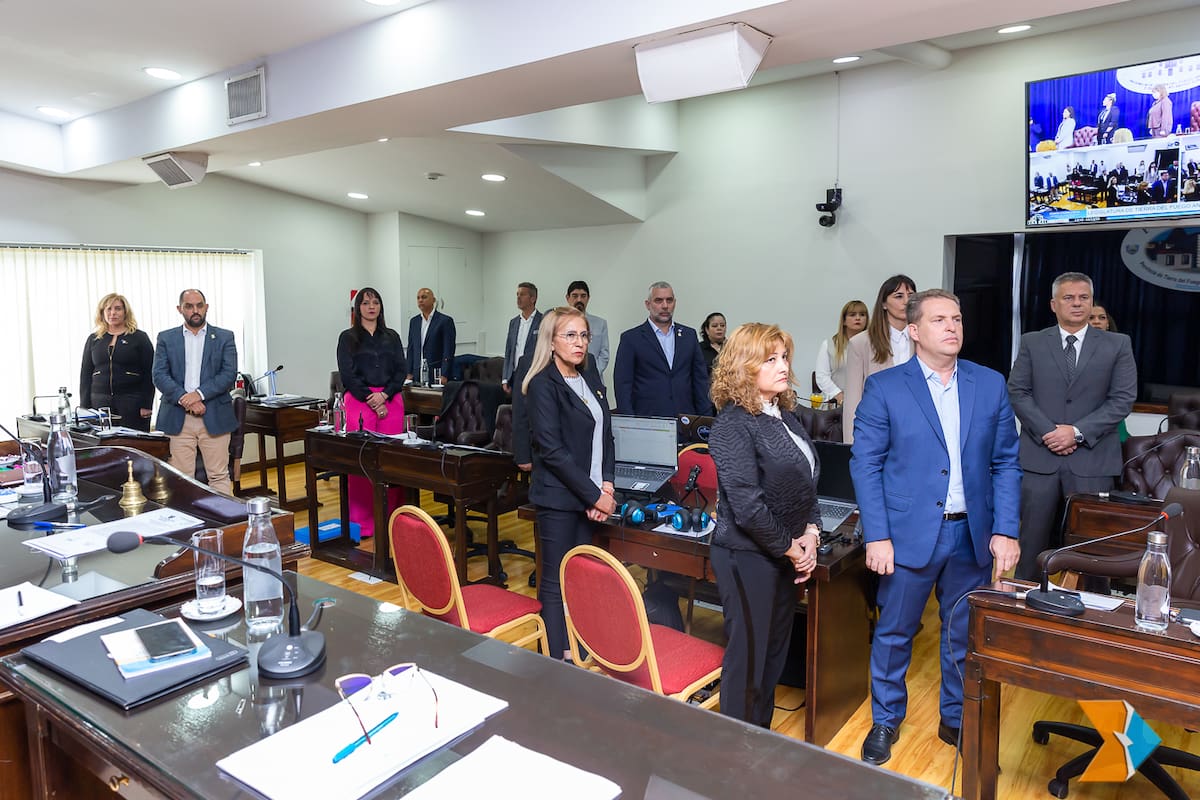 El inicio de la sesión que habilitó la explotación salmonera en la Legislatura de Tierra del Fuego