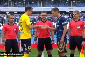 El inicio del encuentro se definió con un piedra, papel o tijera