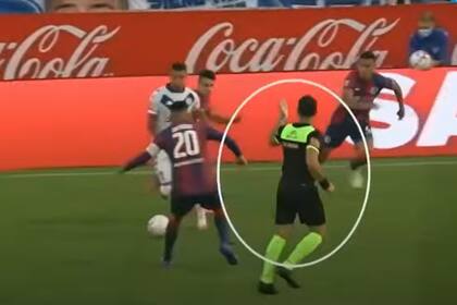 El inicio del segundo tiempo entre Vélez y San Lorenzo, el momento en donde el árbitro Fernando Espinoza le tira besitos a la platea del Fortín en respuesta a los insultos que estaba recibiendo